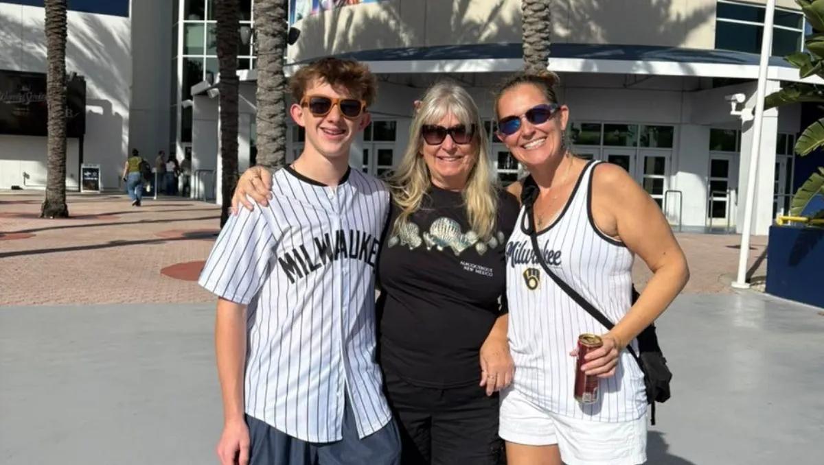 Aficionados de Brewers aprovechan costo de boletos para viajar a Tampa a la Serie Mundial - MILENIO