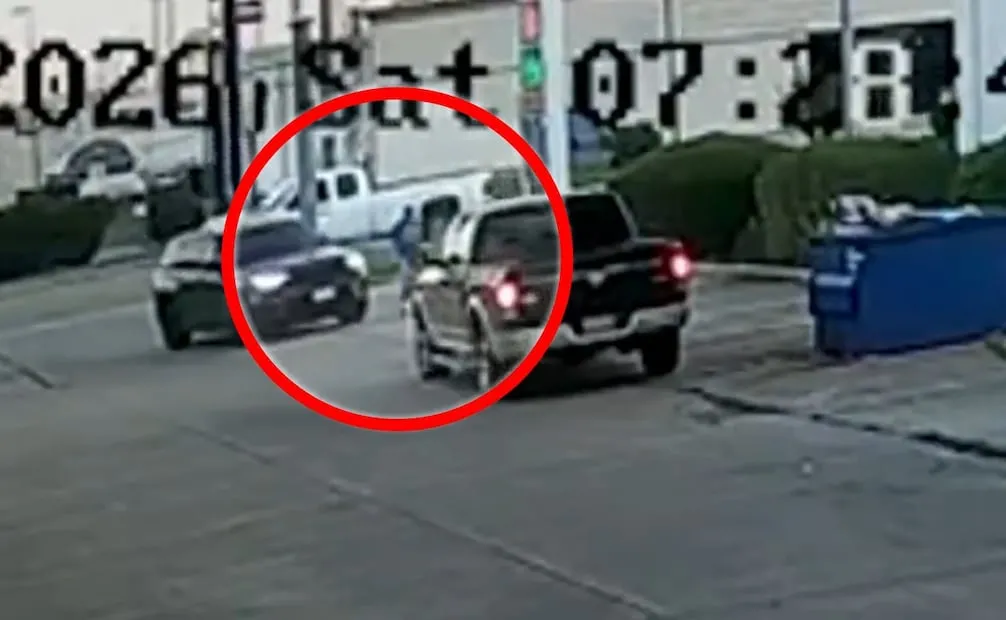 El video de vigilancia parece mostrar el momento en que un SUV sin distintivos del ICE golpeó a un hombre durante una persecución en Houston, Texas.  Foto: Captura de pantalla X @@ABCWorldNews