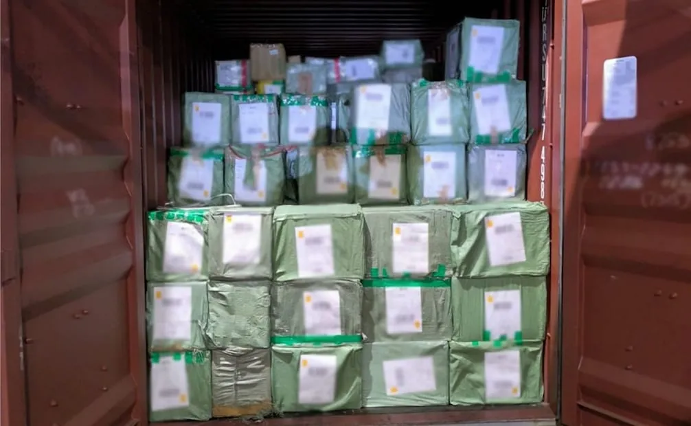 Agentes de la Agencia Nacional de Aduanas de México (ANAM) y la Secretaría de Marina (Semar) aseguraron 14 mil 240 envases apócrifos de perfume en Lázaro Cárdenas, Michoacán. Foto: X @GabSeguridadMX