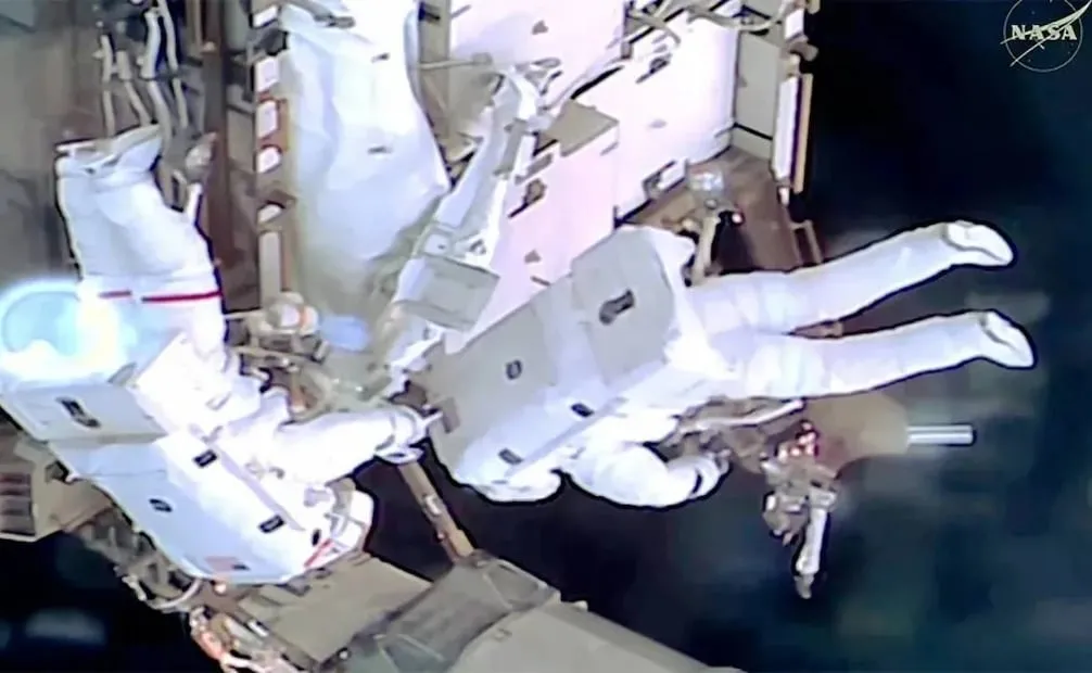 Captura de vídeo cedida por la NASA donde aparecen los astronautas Jessica Meir y Anil Menon trabajando en el exterior de la Estación Espacial Internacional (EEI). Foto: EFE