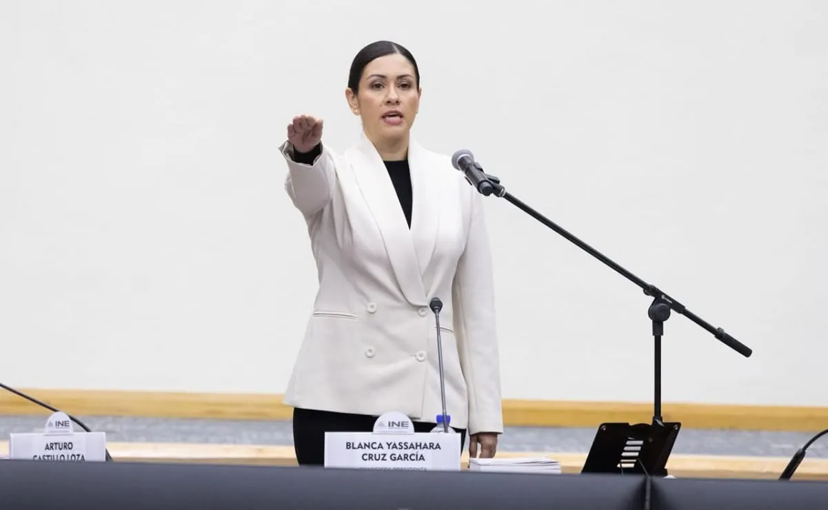 Blanca Cruz García rinde protesta como presidenta interina del INE; usa la silla vacía que dejó Taddei