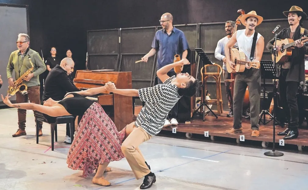 Los bailarines ejecutarán una serie de coreografías que invitan al público a estar inmerso en la obra. Foto: Cuartoscuro