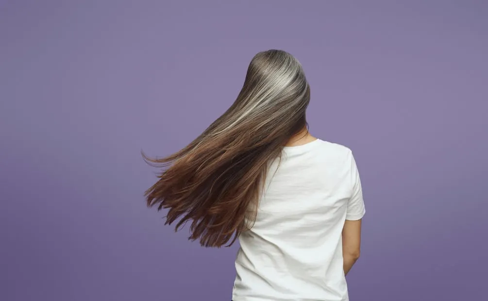 Cómo hacer que el pelo con canas luzca con más volumen. Foto: Canva