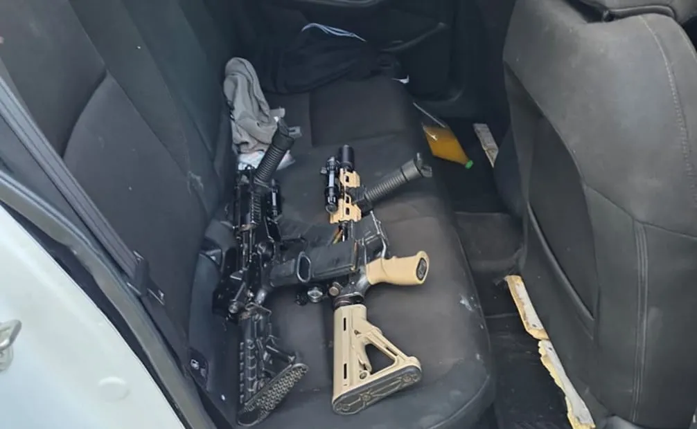 Después de su detención, a Arturo Enrique "El Nenuco" o "Kike" fueron aseguradas armas largas de fuego. Foto: X @GabSeguridadMX