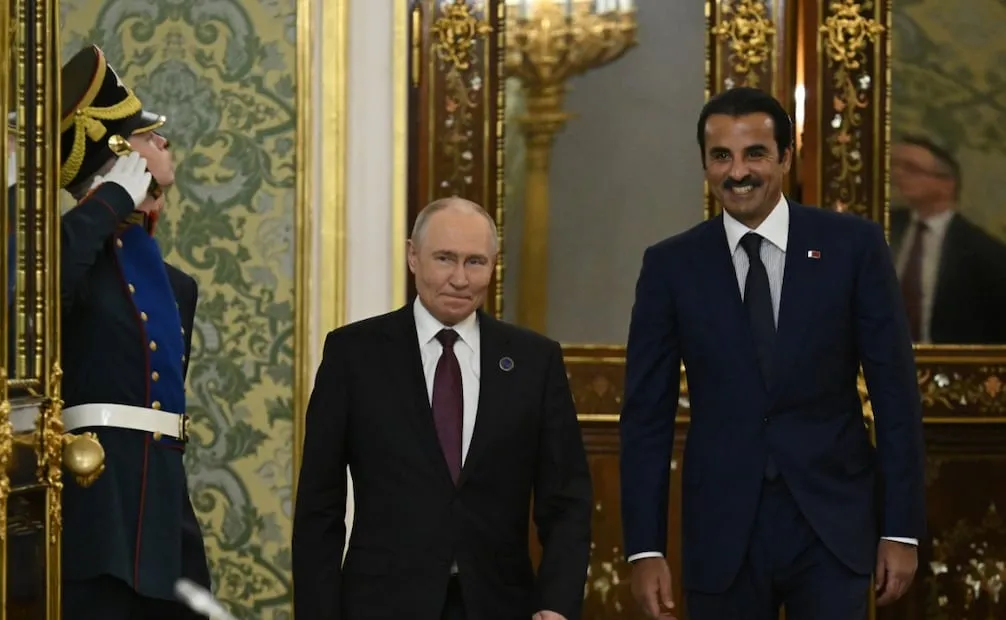 El presidente ruso Vladimir Putin (C) se reúne con el emir de Qatar, el jeque Tamim bin Hamad al-Thani, en el marco de la 8ª Cumbre del Foro de Países Exportadores de Gas (GECF). Foto: EFE