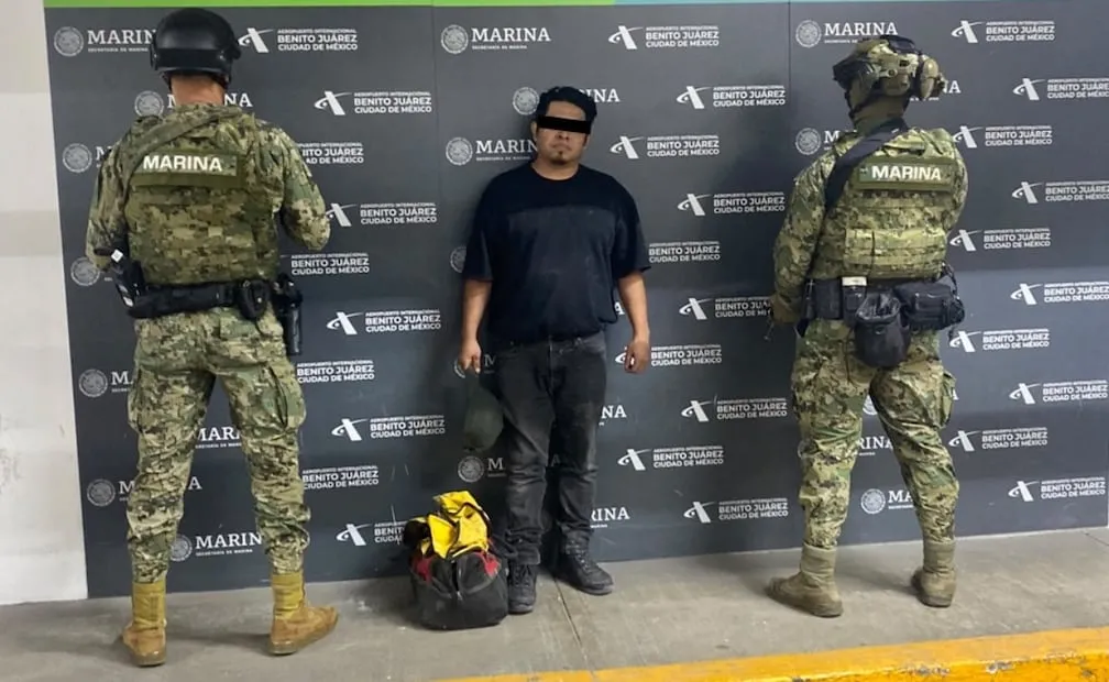 Tres personas fueron detenidas en el Aeropuerto Internacional de la Ciudad de México (29/10/26). Foto: Semar