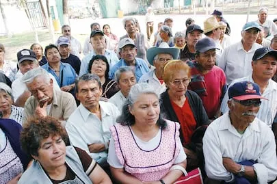 Hay más adultos mayores en México; el sector crece entre el aislamiento, discapacidades y pensiones en riesgo
