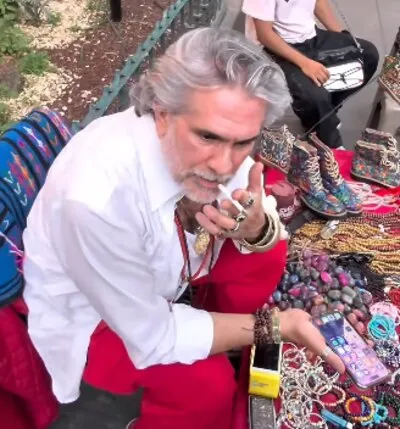 Carlos Amador, actor de ‘El Privilegio de Amar’, vende artesanía en la calle: ‘No hay chamba’