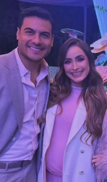 Carlos Rivera y Cynthia Rodríguez celebran el baby shower de María, su hija.