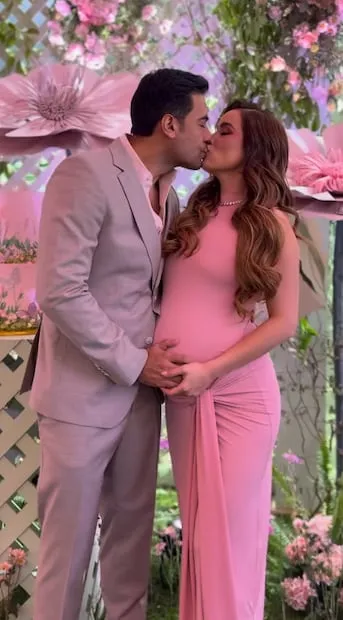 Carlos Rivera y Cynthia Rodríguez en el baby shower de María, su hija.