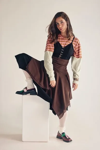 Camiseta: Resort, vestido y falda: Estudio 1999, pulsera: Iconique Jewels. Foto: Angie Pineda
