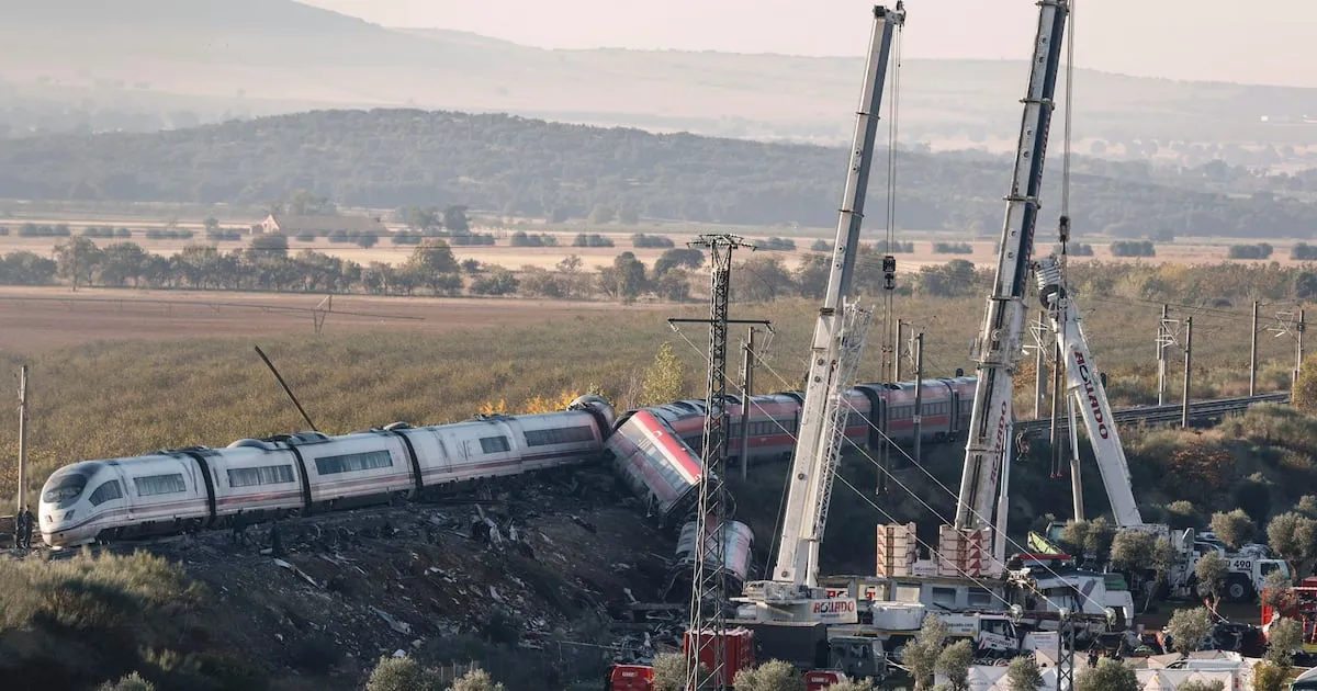 Choque de trenes en España deja 7 mexicanos heridos; buscan a otro connacional desaparecido