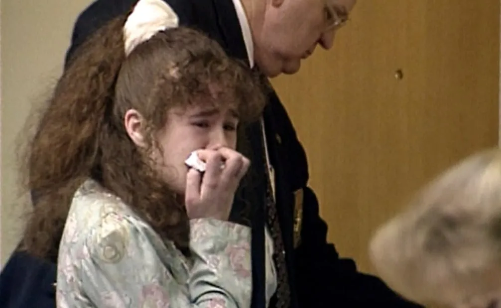 En esta imagen de un video facilitado por WBIR-TV, Christa Pike llora tras ser condenada a muerte el 30 de marzo de 1996 en Knoxville, Tennessee. Foto: AP