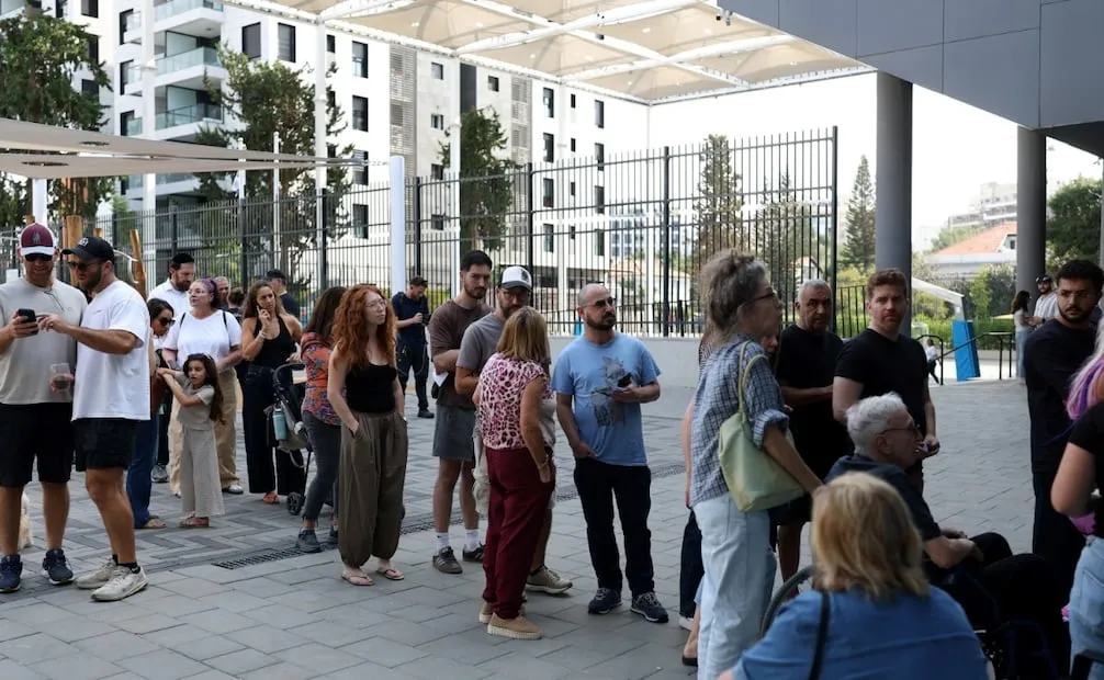 Ciudadanos israelís hacen fila para votar em la ciudad de Herzliya, cerca de Tel Aviv, Israel. Foto: EFE