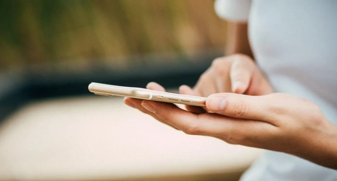 Pon atención a los indicadores de colores que aparecen en la isla dinámica de iPhone. Foto: Unsplash