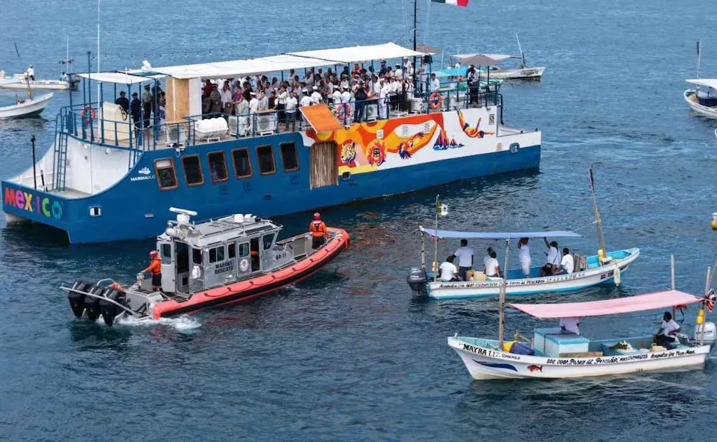 A bordo del Marinabus I, autoridades estatales y federales conmemoraron tres años del impacto del huracán Otis en Acapulco, Guerrero, el cual dejó 68 personas fallecidas. Foto: Secretaría de Marina (Semar).