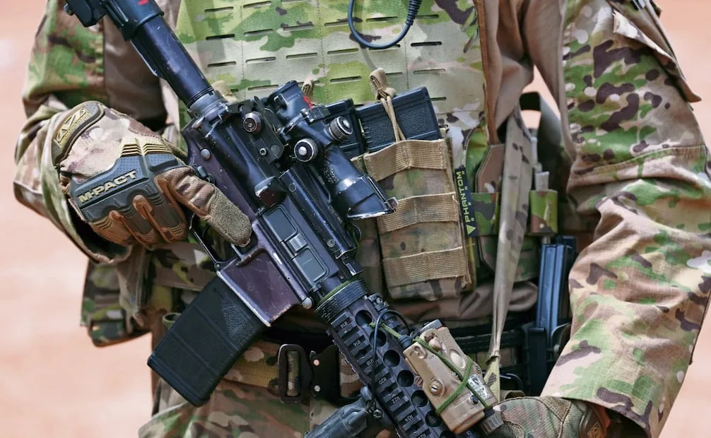 Los constantes ataques durante la guerra han afectado armamento y bases militares. Archivo AP