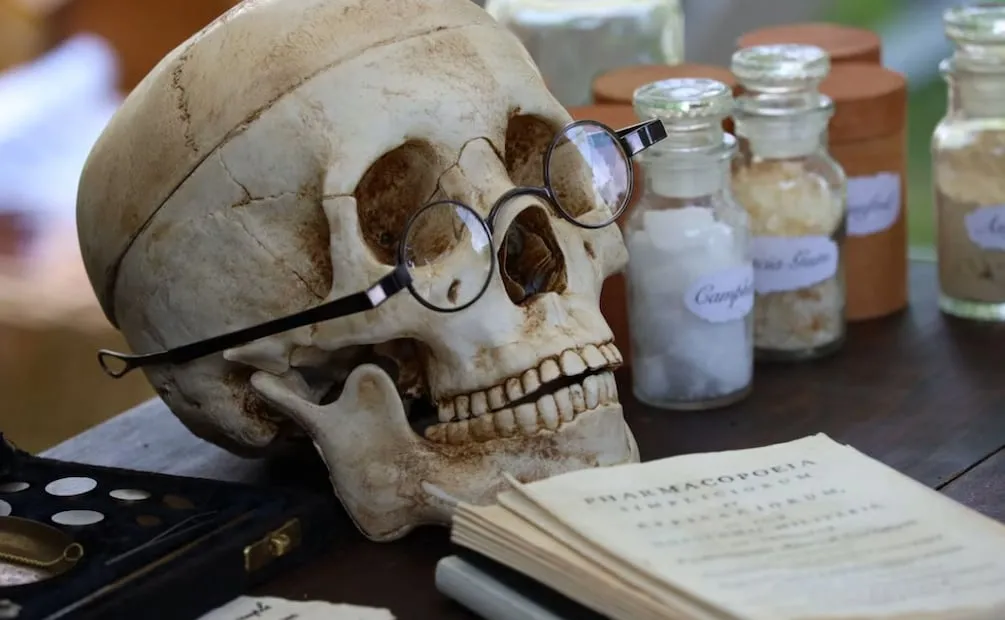 Si te falta inspiración o quieres crear una calaverita de forma fácil puedes hacer uso de la IA. Imagen: Unsplash
