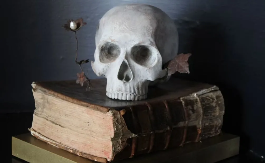 Si te falta inspiración o quieres crear una calaverita de forma fácil puedes hacer uso de la IA. Imagen: Unsplash