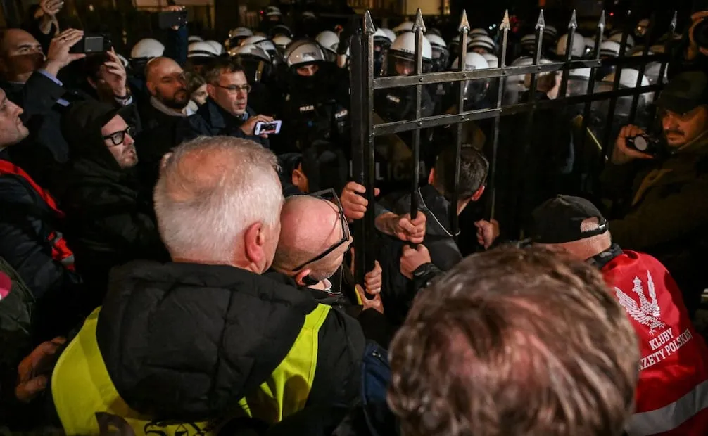 Policías impiden el paso a la Corte Constitucional. Foto: EPA / EFE/ RADEK PIETRUSZKA