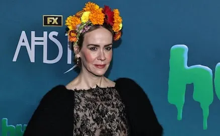 Sarah Paulson, fascinada con el Día de Muertos; la actriz de "American Horror Story" luce flores de cempasúchil