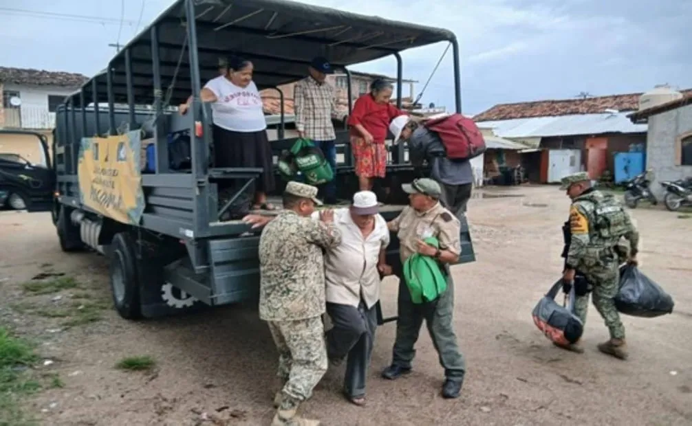 Dos mil 895 elementos de la Guardia Nacional (GN), del Ejército mexicano, y de la Fuerza Aérea mantienen activo el Plan DN-III-E en Colima, Jalisco y Nayarit por el Huracán Simón. Foto: Secretaría de la Defensa Nacional (Defensa).