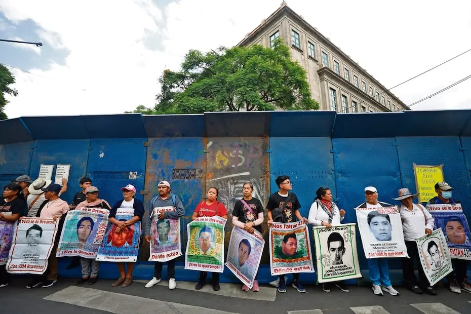 Padres y madres de los 43 estudiantes desaparecidos de Ayotzinapa protestan frente a la Suprema Corte de Justicia. Foto: SÁSHENKA GUTIÉRREZ. EFE