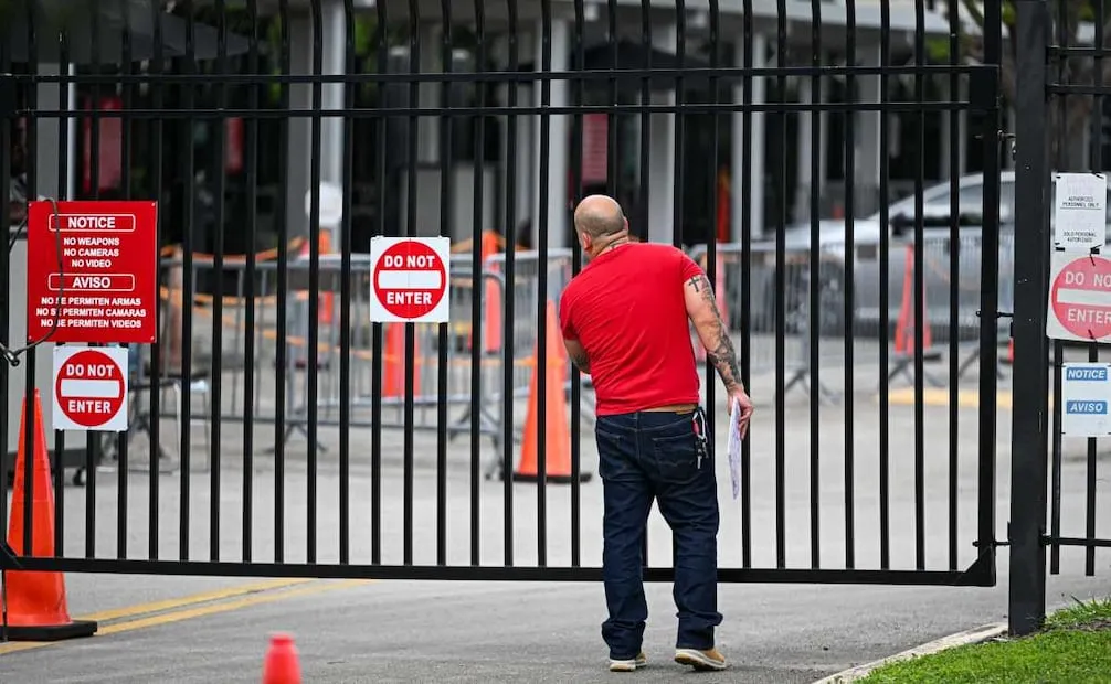 Un hombre espera frente a las instalaciones del Servicio de Inmigración y Control de Aduanas de EU (ICE, por sus siglas en inglés) en Miramar, Florida, el 22 de septiembre de 2026. Foto: Chandan Khann/AP
