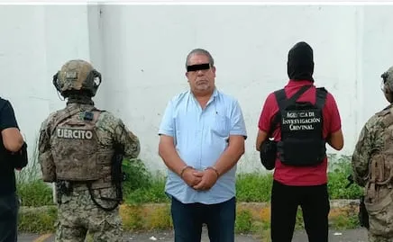 Detienen a hombre en fraccionamiento residencial de Mazatlán; aseguran 8 vehículos, dinero en efectivo y divisas extranjeras