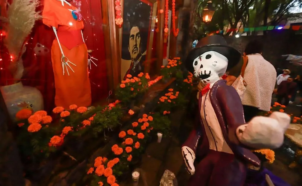 Los pasillos, patios y muros de la casa de "El indio" Fernández han servido como locaciones para cerca de 140 películas nacionales e internacionales. Ahora, calaveras de todos los tamaños adornan sus rincones. 
Foto: Clasos.
