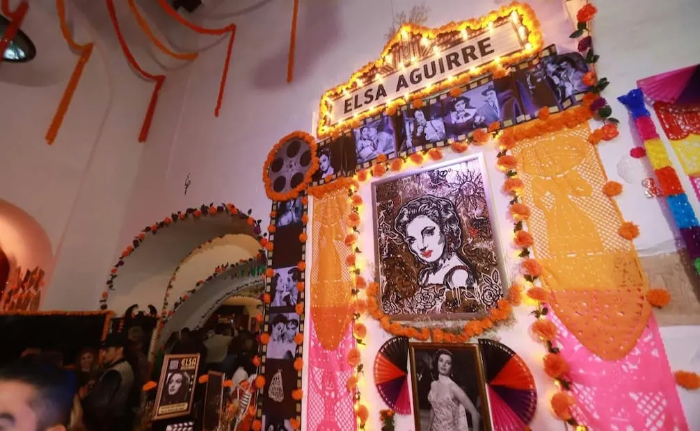 La propiedad, que recibió a figuras como Dolores del Río, María Félix, Diego Rivera, Frida Kahlo, Agustín Lara, Juan Rulfo y David Alfaro Siqueiros dedicó uno de sus altares a la actriz Elsa Aguirre, una de las mujeres más talentosas y hermosas de la Época de Oro. 
Foto: Clasos.
