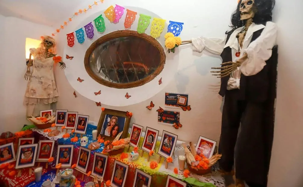 En otro de los rincones de la casa está un altar dedicado a la telenovela de 1993 "Corazón salvaje", por  protagonizada por Edith González y Eduardo Palomo, fallecidos en 2019 y 2003, respectivamente. 
Foto: Clasos.