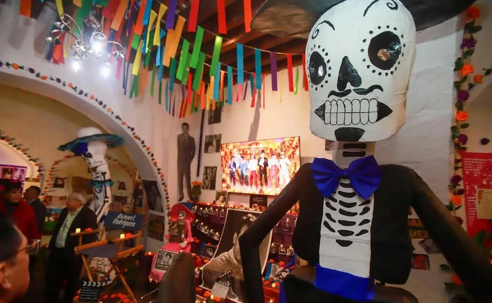 Tras la muerte del cineasta Emilio Fernández, en 1986, sus cenizas permanecieron en la propiedad, que conserva objetos personales y recuerdos de su trayectoria. En estas fechas la propiedad luce colorida e iluminada para rendirle culto a los muertos. 
Foto: Clasos.