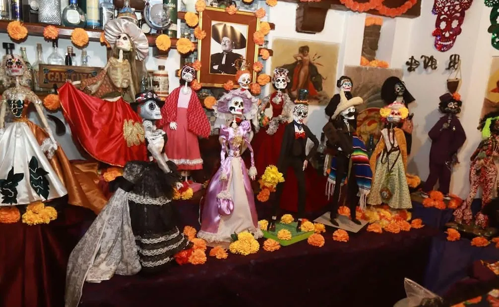 La foto de José Alfredo Jiménez, está rodeada de botellas del alcohol y calaveras de papel maché, entre ellas una que luce un bigote como el que tenía el cantante, uno de los compositores mexicanos más exitosos.
Foto: Clasos.