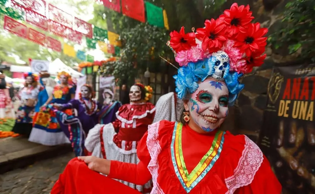 Cada año, la casa destaca por sus ofrendas monumentales, que rinden homenaje a figuras del cine y la cultura mexicana y mantienen vivo el vínculo del lugar con la Época de Oro del cine nacional. Mujeres disfrazadas como catrinas, en el patio de la casona.
Foto: Clasos.