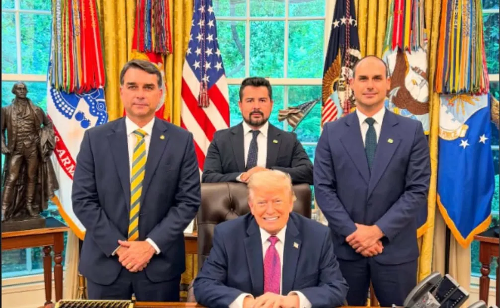Flávio y Eduardo Bolsonaro junto a Donald Trump el pasado 26 de mayo. (28/10/26) Foto: Instagram bolsonarosp