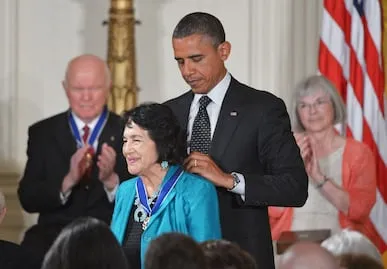 Obama, líderes demócratas y organizaciones latinas lamentan la muerte de Dolores Huerta; "fue una heroína"