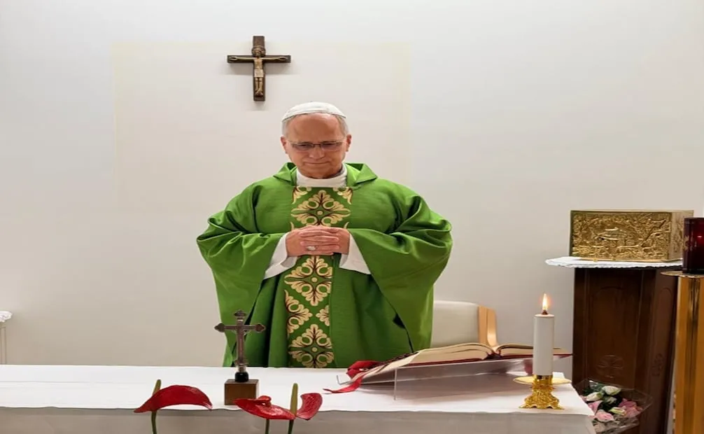 El Vaticano publicó las primeras imagen del papa León XIV tras su operación de pulmón, que lo muestran con un aparente buen aspecto. Foto: EFE