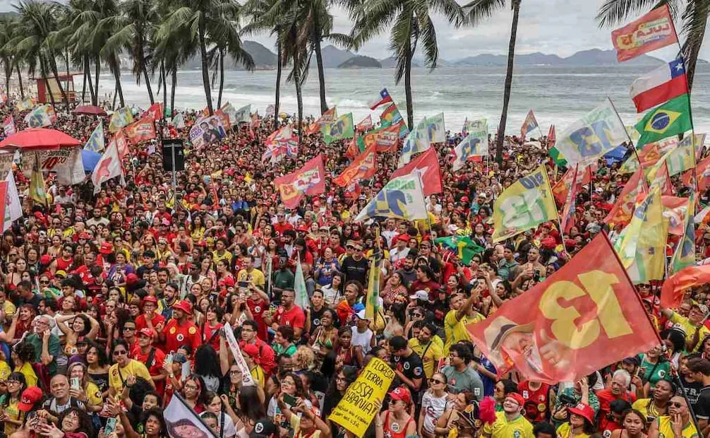 Aunque la legislación prohíbe los conciertos con fines proselitistas durante la campaña, la convocatoria expresó un respaldo implícito al progresismo y rechazo a un posible retorno de la ultraderecha. (18/10/26) Foto: EFE