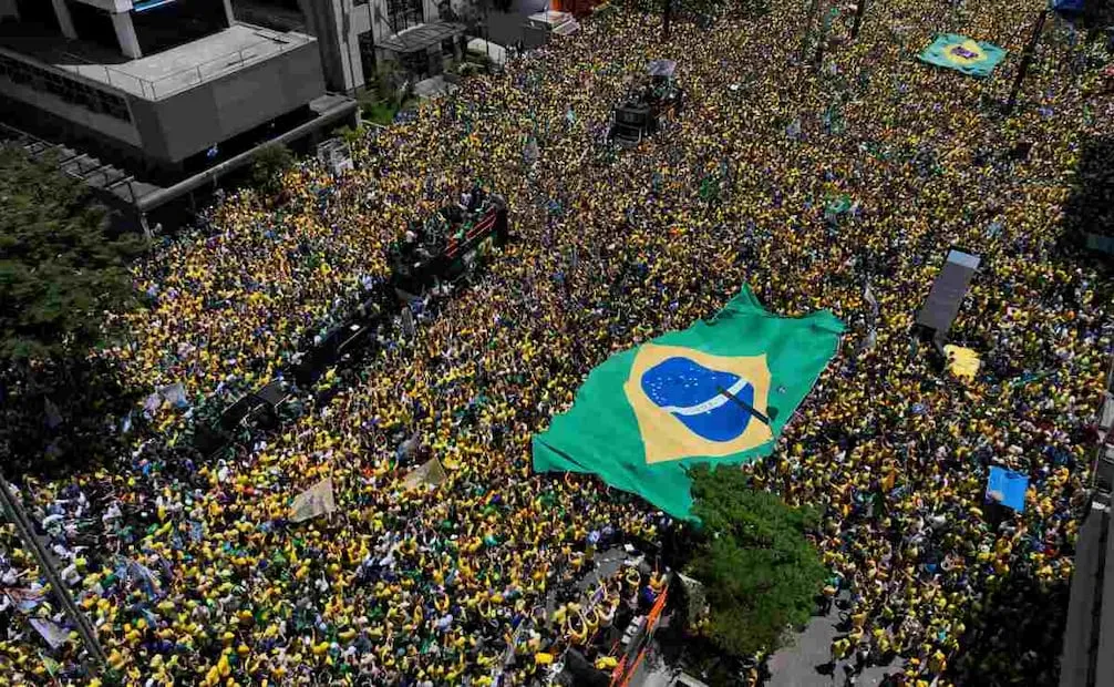 Partidarios del candidato presidencial opositor, el senador Flavio Bolsonaro, asisten a su mitin de campaña en São Paulo, Brasil, el domingo 18 de octubre de 2026. Foto: AP