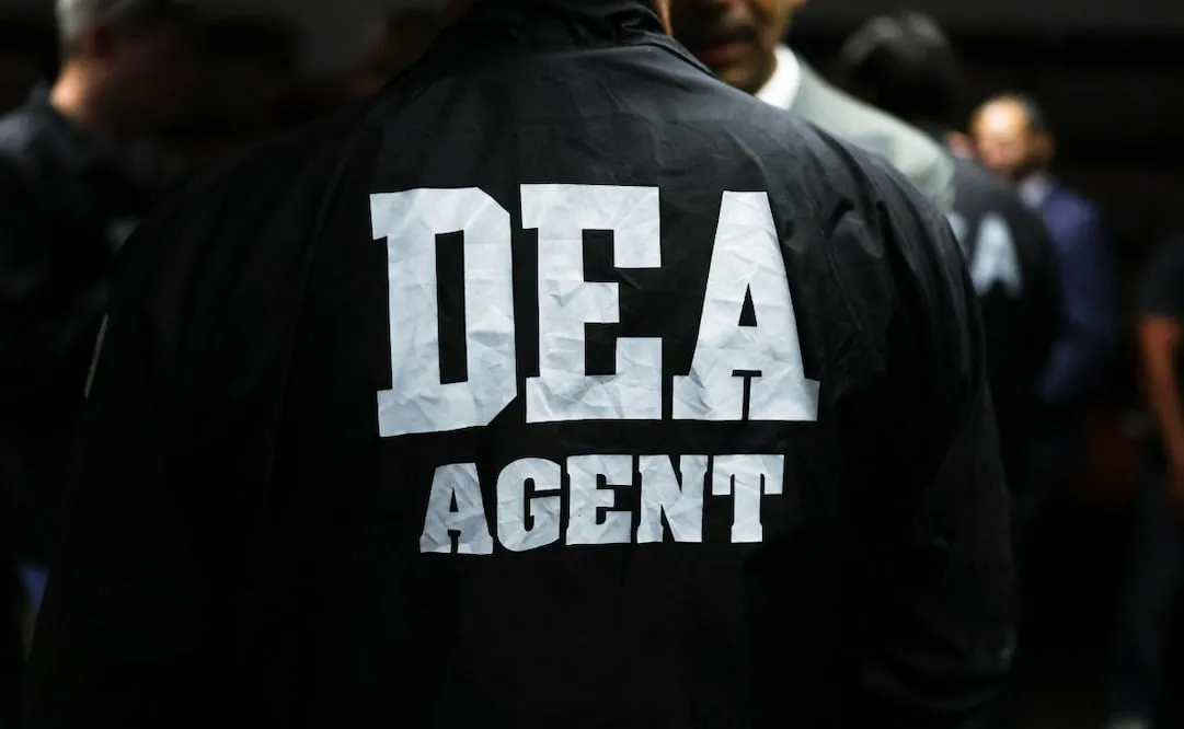 Un agente de la DEA asiste a una nueva conferencia con la fiscal general de Estados Unidos, Pam Bondi, para anunciar la declaración de culpabilidad del cofundador del Cártel de Sinaloa, Ismel "El Mayo" Zambada García, en la ciudad de Nueva York el 25 de agosto de 2025. El narcotraficante mexicano Ismael "El Mayo" Zambada se declarará culpable en una audiencia el 25 de agosto de 2025, según documentos judiciales estadounidenses, lo que plantea la posibilidad de un acuerdo de cooperación con la fiscalía. Zambada, quien cofundó el Cártel de Sinaloa con el conocido capo Joaquín "El Chapo" Guzmán, fue arrestado en Estados Unidos en julio de 2024 junto con Joaquín Guzmán López, hijo de El Chapo. Foto: AFP