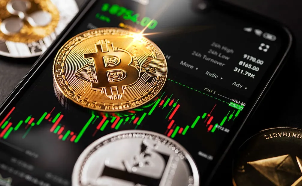 Expertos afirman que Corea del Norte ha recurrido al hackeo de criptomonedas y a otras actividades cibernéticas ilícitas como fuente de divisas extranjeras, muy necesarias para sostener su asediada economía y financiar su programa nuclear. Foto: iStock