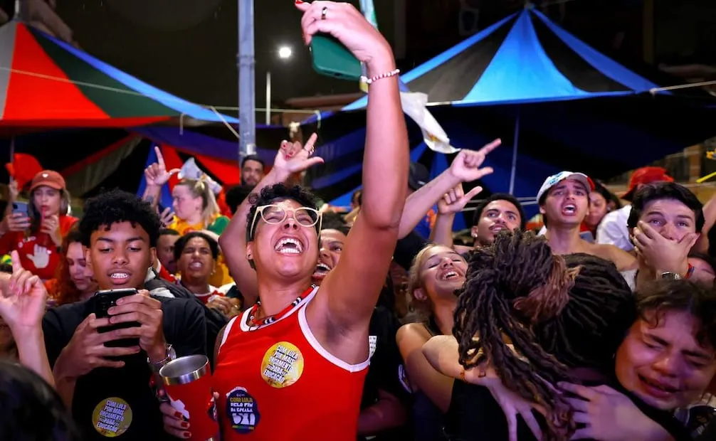 La victoria de Lula da silva se convirtió en una remontada inédita en la historia democrática del país, según los resultados oficiales con el 97.69 % de las urnas escrutadas. (25/10/26) Foto: EFE
