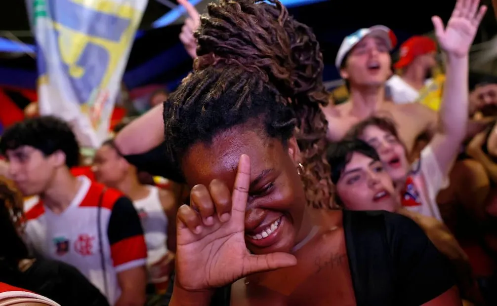 Una simpatizante del presidente de Brasil, Luiz Inácio Lula da Silva, celebra este domingo, en Río de Janeiro. (25/10/26) Foto: EFE