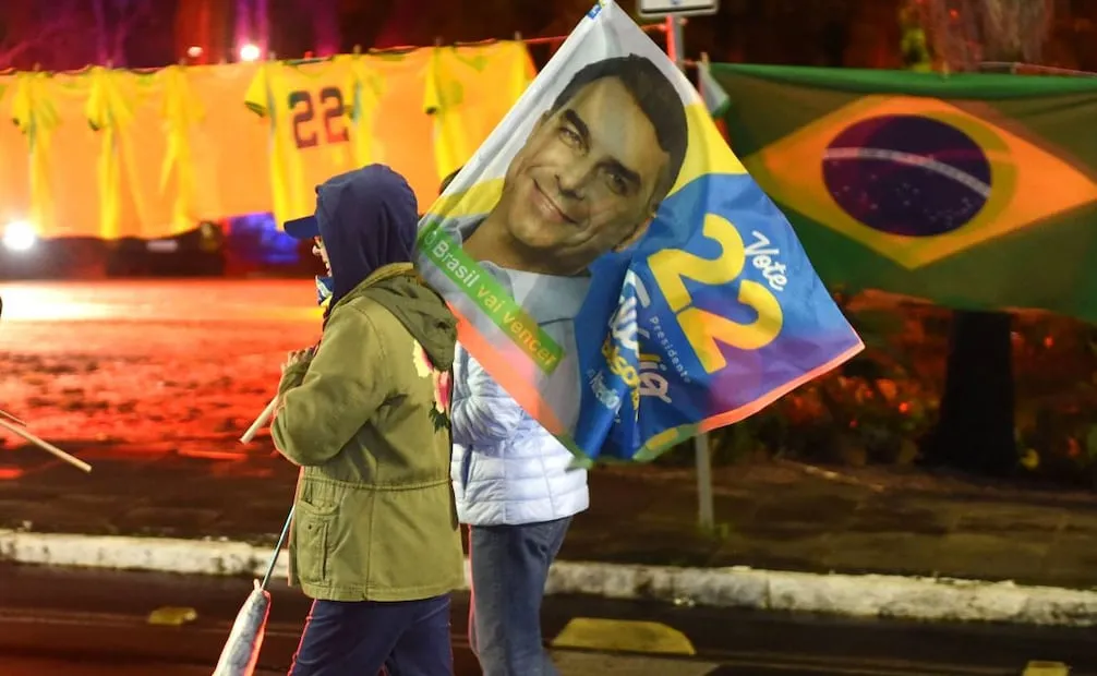 Una simpatizante del candidato a la presidencia de Brasil, Flávio Bolsonaro, reacciona este domingo, en el barrio Tijuca en Río de Janeiro. (25/10/26) Foto: EFE