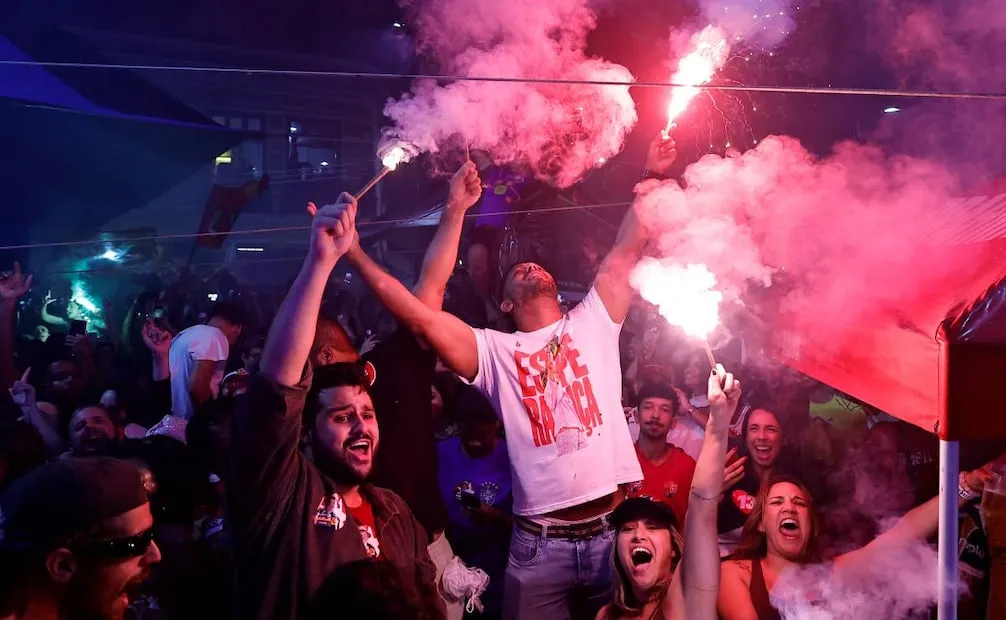 Festejos por la victoria de Lula en calles de Río de Janeiro. (25/10/26) Foto: EFE