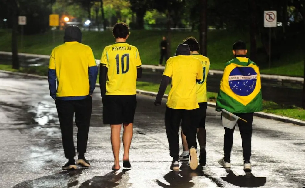 Simpatizantes del derechista Flávio Bolsonaro caminan por las calles de de Río de Janeiro. (25/10/26) Foto: EFE