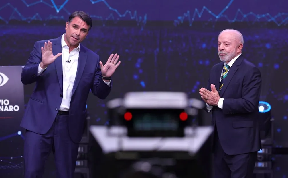 El presidente de Brasil y candidato a la reelección, Luiz Inácio Lula da Silva y el opositor Flávio Bolsonaro, participan en el primer debate de cara a la segunda vuelta de las elecciones presidenciales. (18/10/26) Foto: EFE