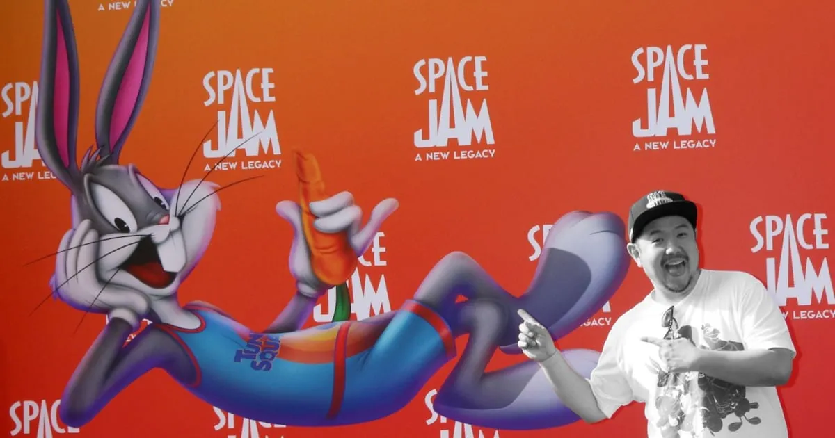 ‘Eso es todo, amigos’: Muere Eric Bauza, la voz moderna de Bugs Bunny y Pato Lucas, a los 46 años
