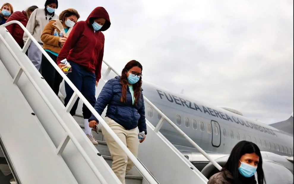 Un avión de la FAC que transporta a 110 ciudadanos deportados de Estados Unidos aterrizó en el aeropuerto internacional El Dorado en Bogotá. Foto: @petrogustavo